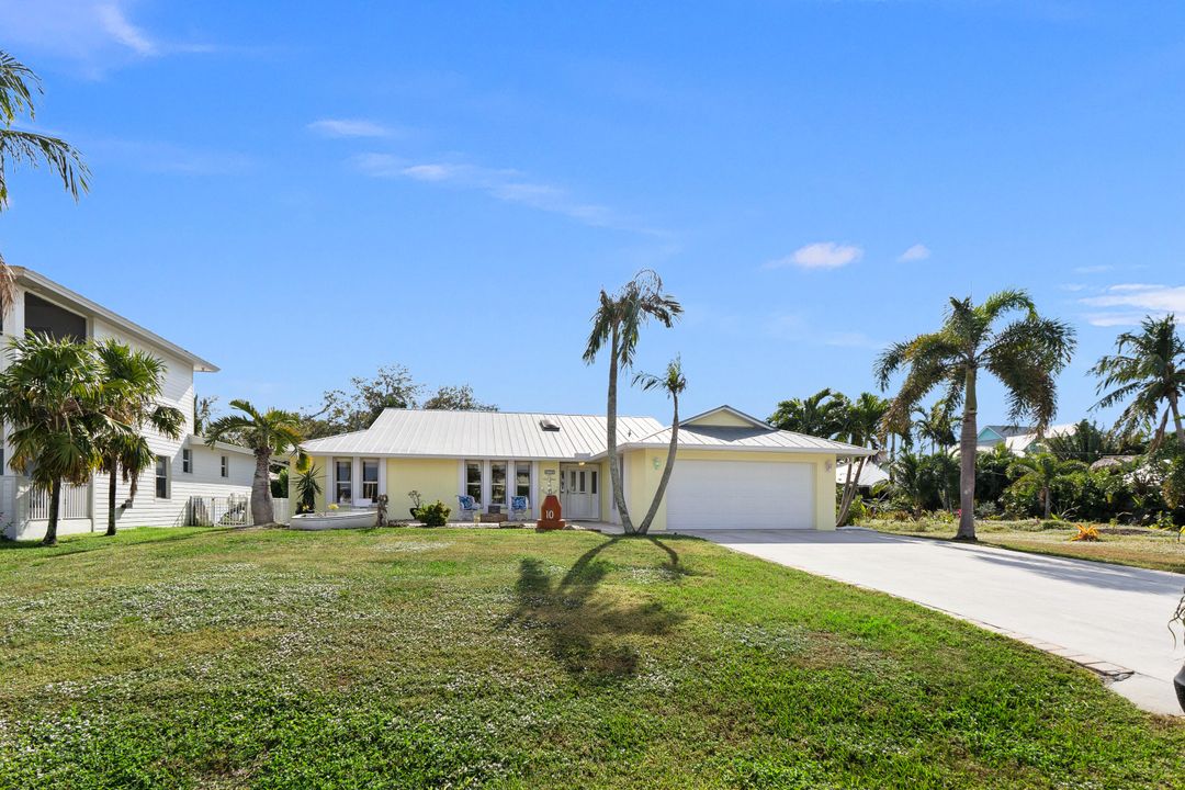 For Sale: $1,295,000 (3 beds, 2 baths, 1739 Square Feet)