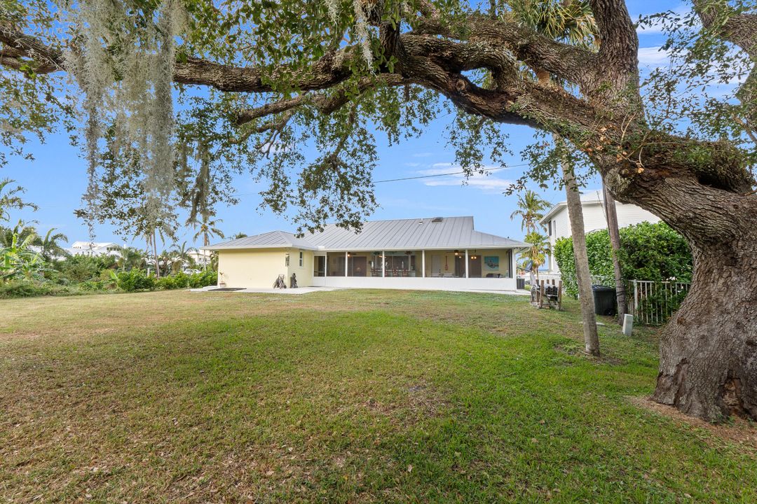 For Sale: $1,295,000 (3 beds, 2 baths, 1739 Square Feet)