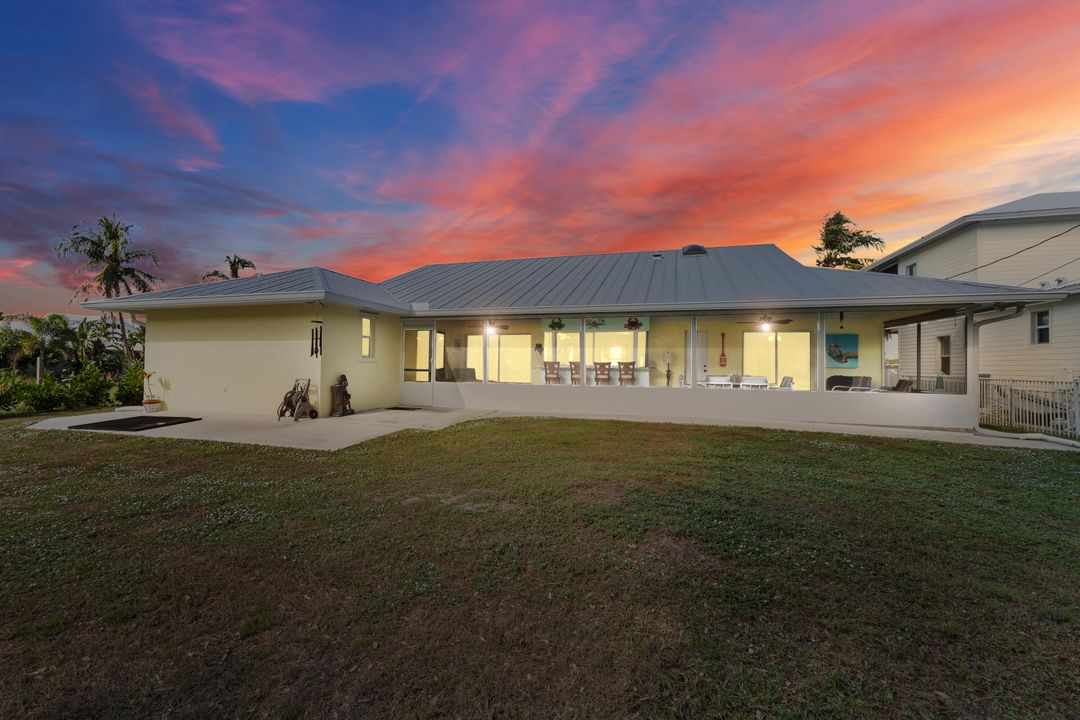 For Sale: $1,295,000 (3 beds, 2 baths, 1739 Square Feet)