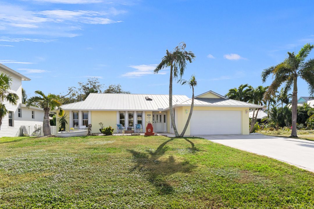 For Sale: $1,295,000 (3 beds, 2 baths, 1739 Square Feet)