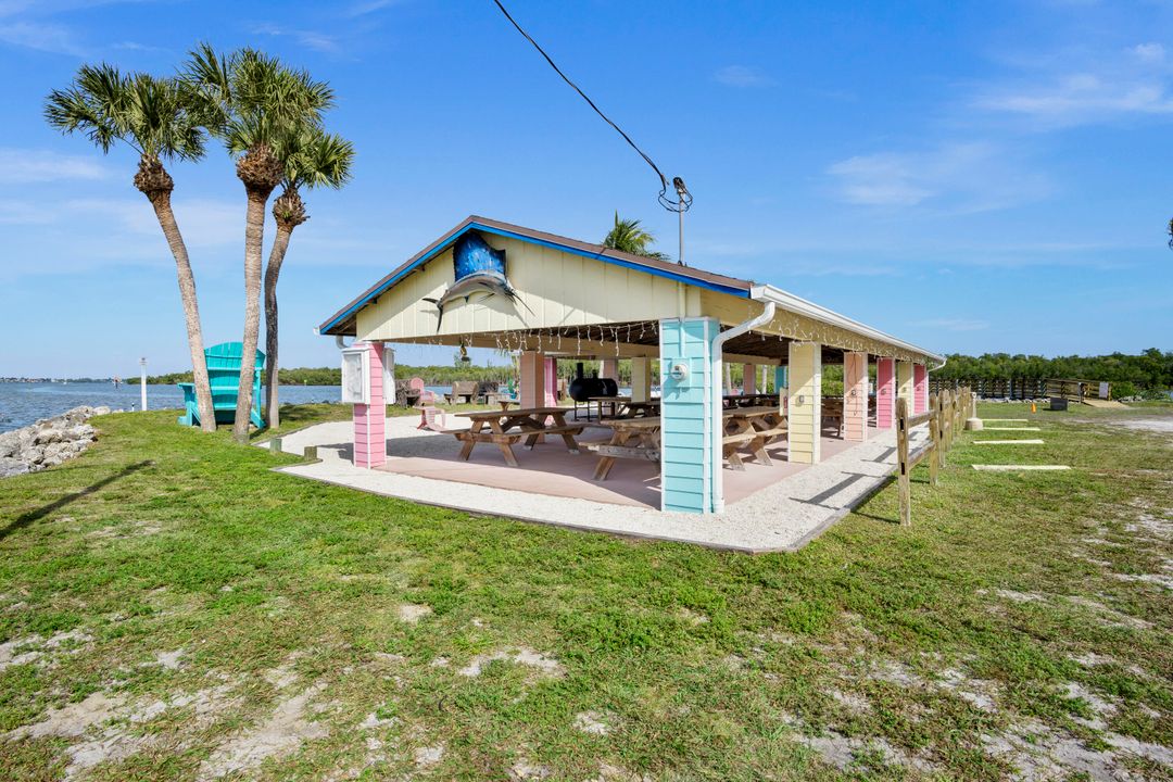 For Sale: $1,295,000 (3 beds, 2 baths, 1739 Square Feet)