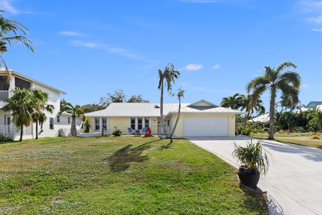 For Sale: $1,295,000 (3 beds, 2 baths, 1739 Square Feet)