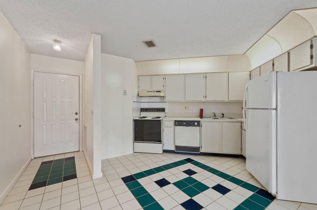 For Sale: $129,000 (1 beds, 1 baths, 708 Square Feet)