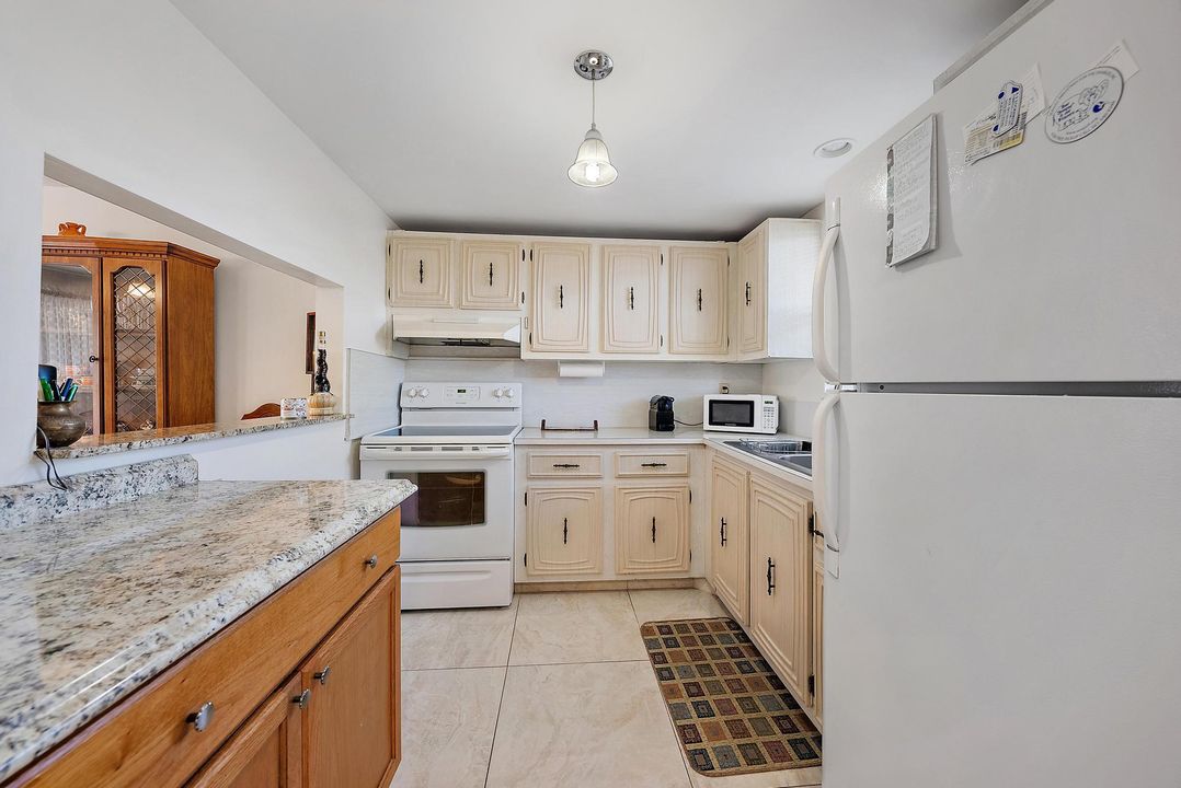 For Sale: $99,000 (1 beds, 1 baths, 887 Square Feet)