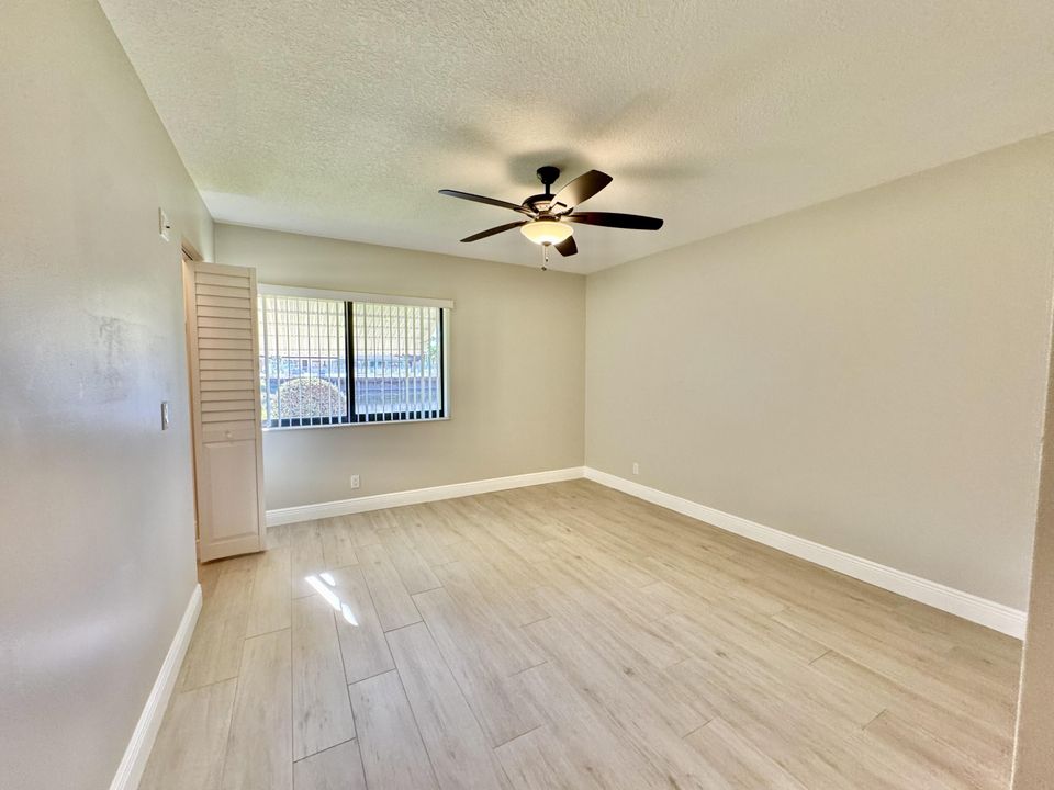 Active With Contract: $2,000 (2 beds, 2 baths, 924 Square Feet)