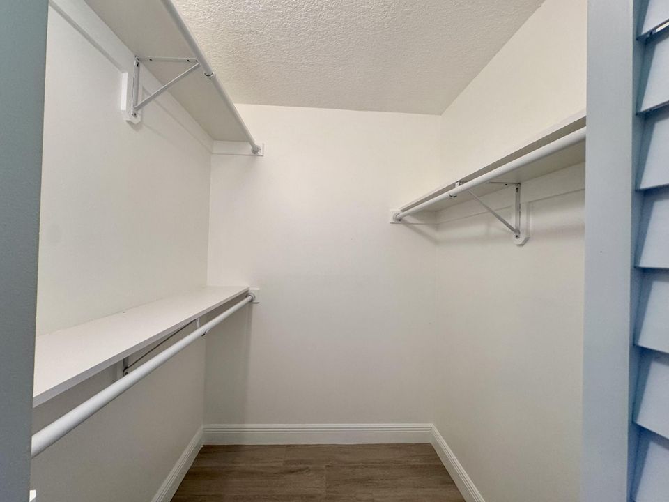 Active With Contract: $2,000 (2 beds, 2 baths, 924 Square Feet)