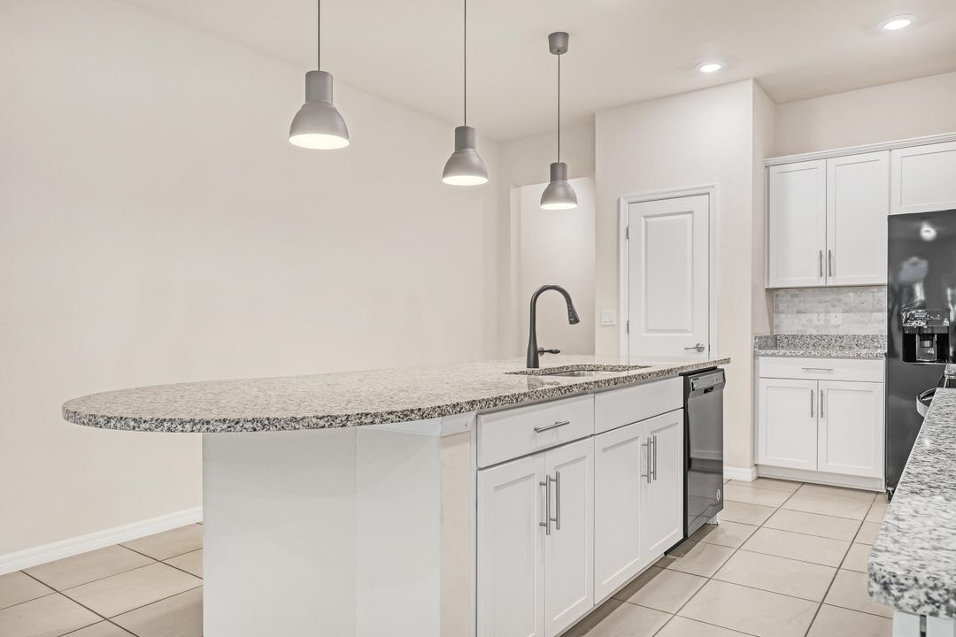 For Sale: $425,000 (3 beds, 2 baths, 1612 Square Feet)