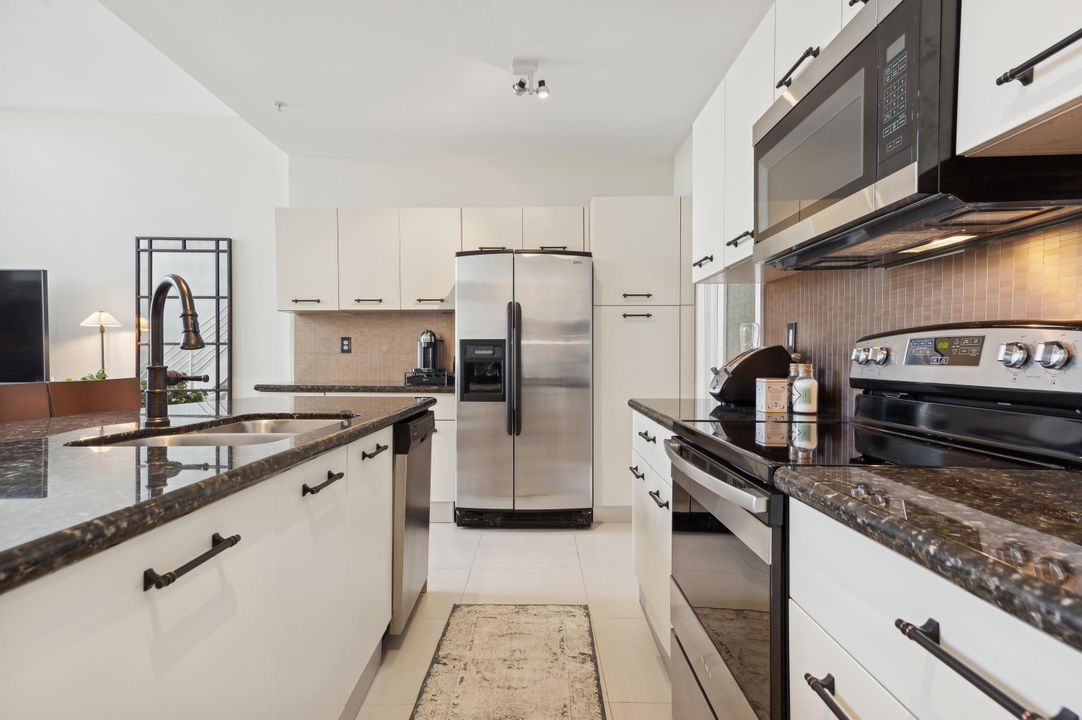 For Sale: $799,000 (2 beds, 2 baths, 1974 Square Feet)