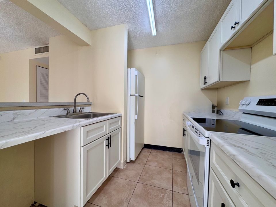 For Rent: $1,900 (2 beds, 2 baths, 921 Square Feet)