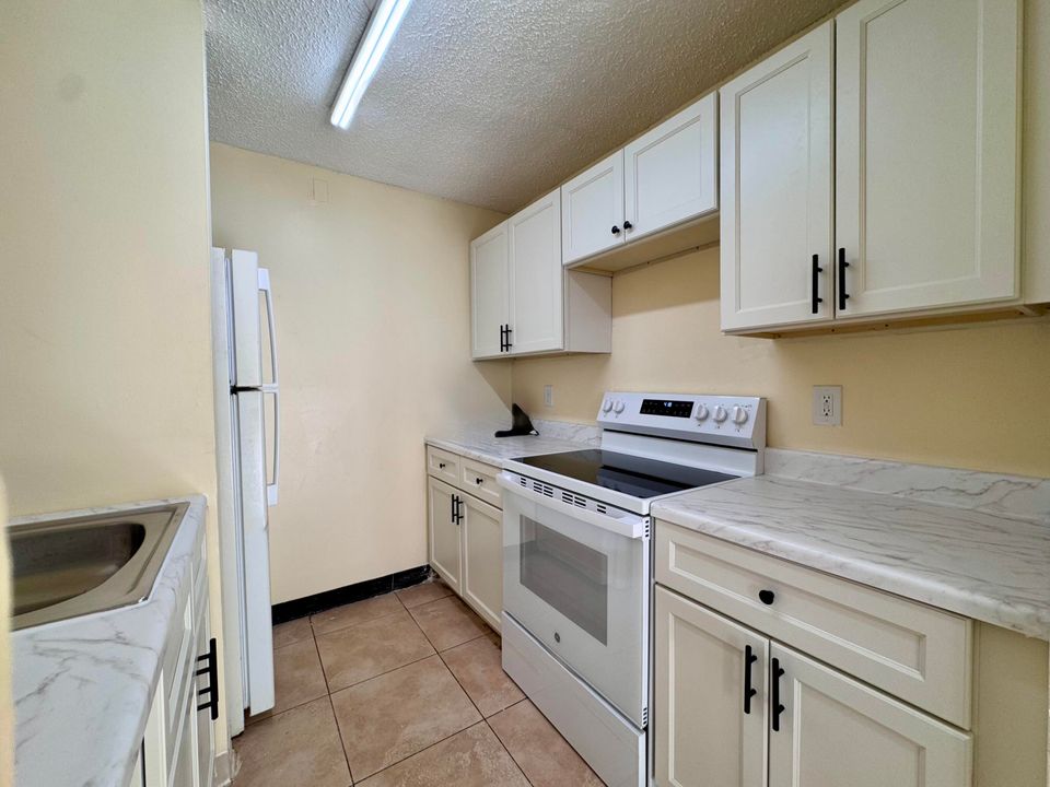 For Rent: $1,900 (2 beds, 2 baths, 921 Square Feet)