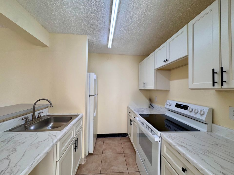 For Rent: $1,900 (2 beds, 2 baths, 921 Square Feet)