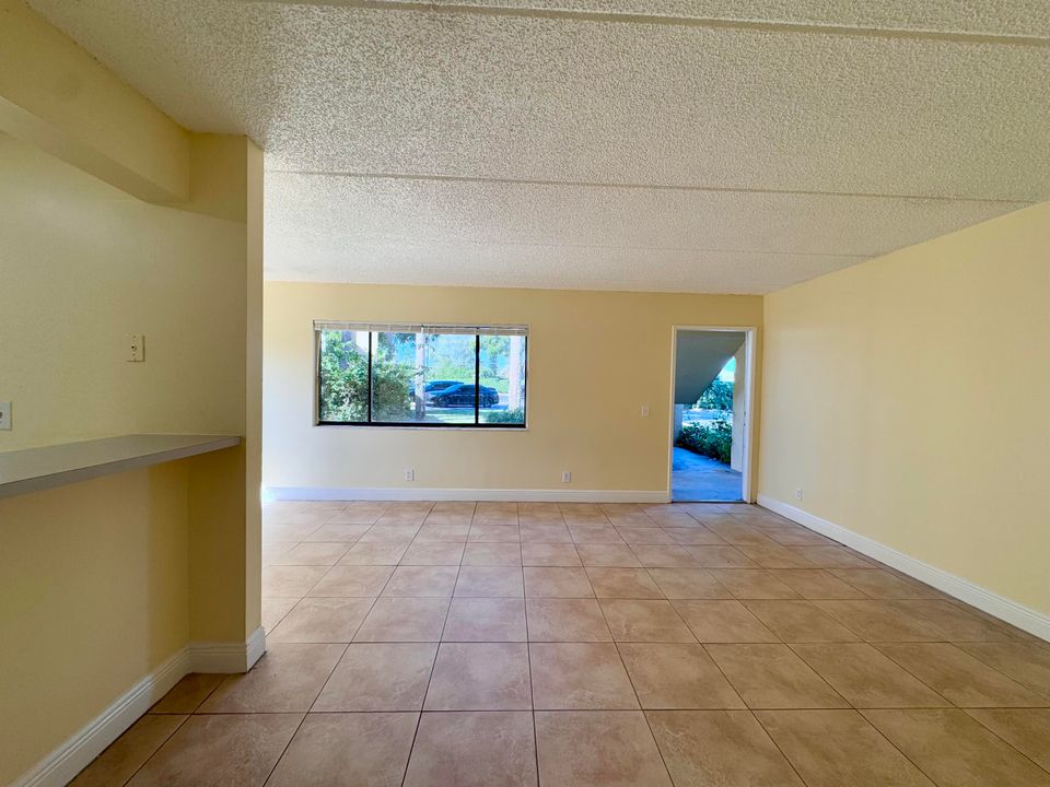 For Rent: $1,900 (2 beds, 2 baths, 921 Square Feet)