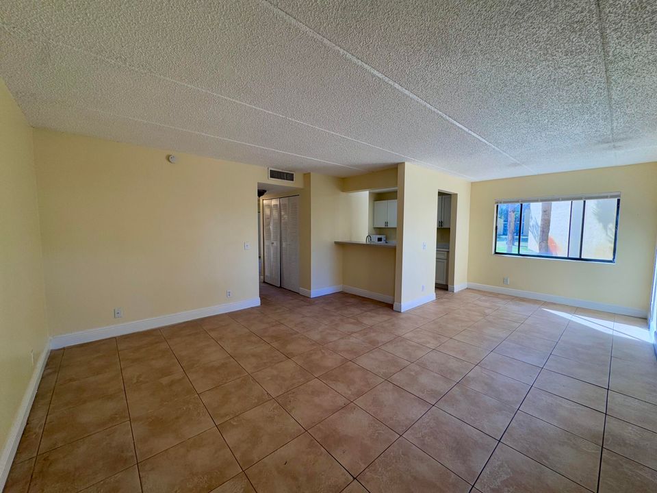 For Rent: $1,900 (2 beds, 2 baths, 921 Square Feet)