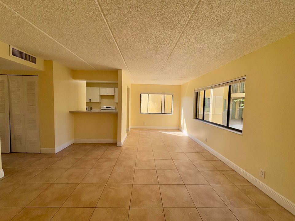 For Rent: $1,900 (2 beds, 2 baths, 921 Square Feet)