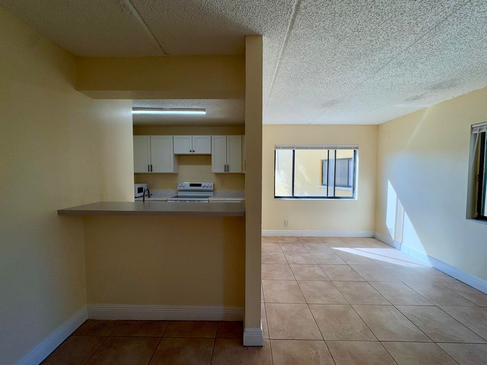 For Rent: $1,900 (2 beds, 2 baths, 921 Square Feet)