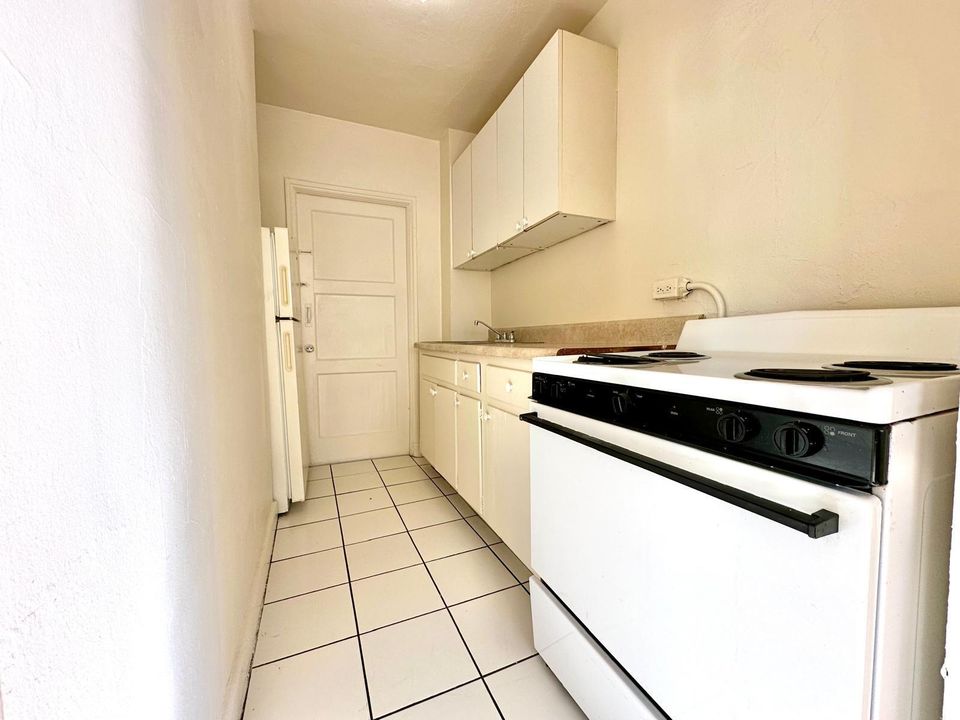 Active With Contract: $1,400 (1 beds, 0 baths, 700 Square Feet)