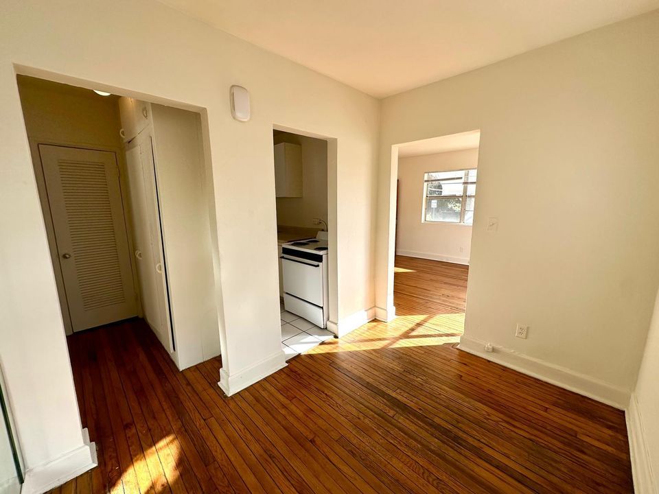 Active With Contract: $1,400 (1 beds, 0 baths, 700 Square Feet)