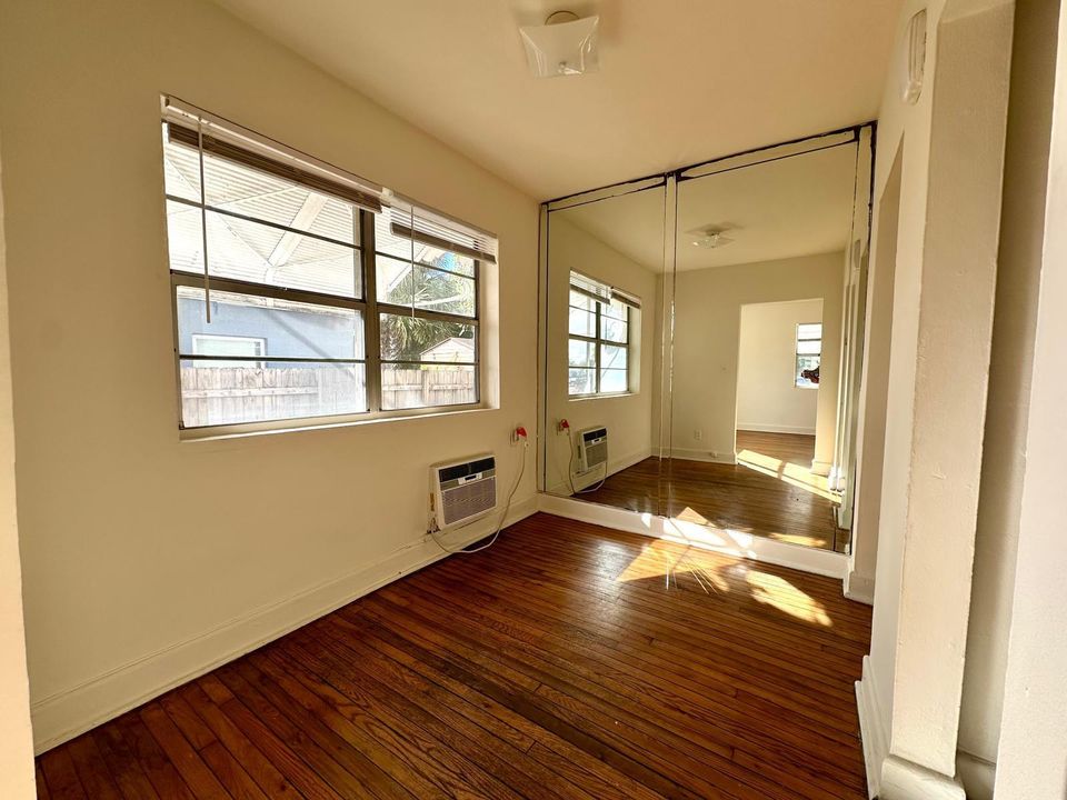 Active With Contract: $1,400 (1 beds, 0 baths, 700 Square Feet)