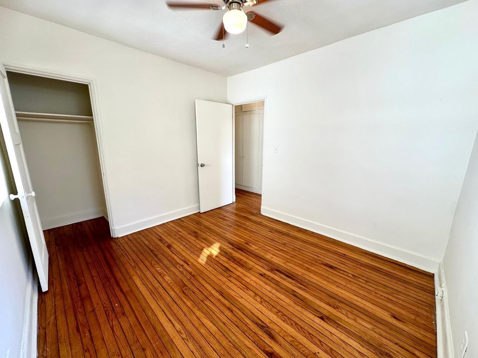 Active With Contract: $1,400 (1 beds, 0 baths, 700 Square Feet)