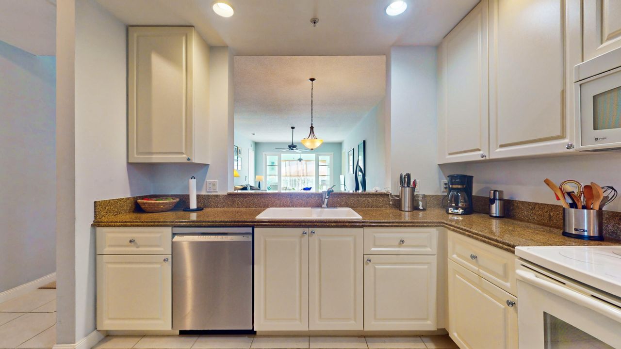 For Sale: $450,000 (2 beds, 2 baths, 1989 Square Feet)