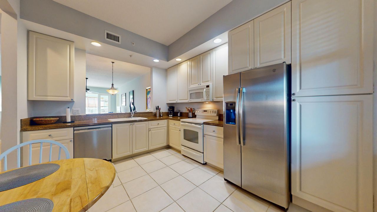 For Sale: $450,000 (2 beds, 2 baths, 1989 Square Feet)