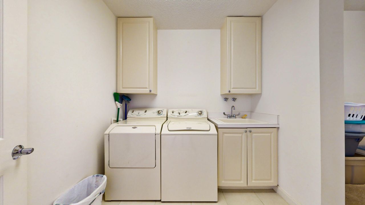 For Sale: $450,000 (2 beds, 2 baths, 1989 Square Feet)