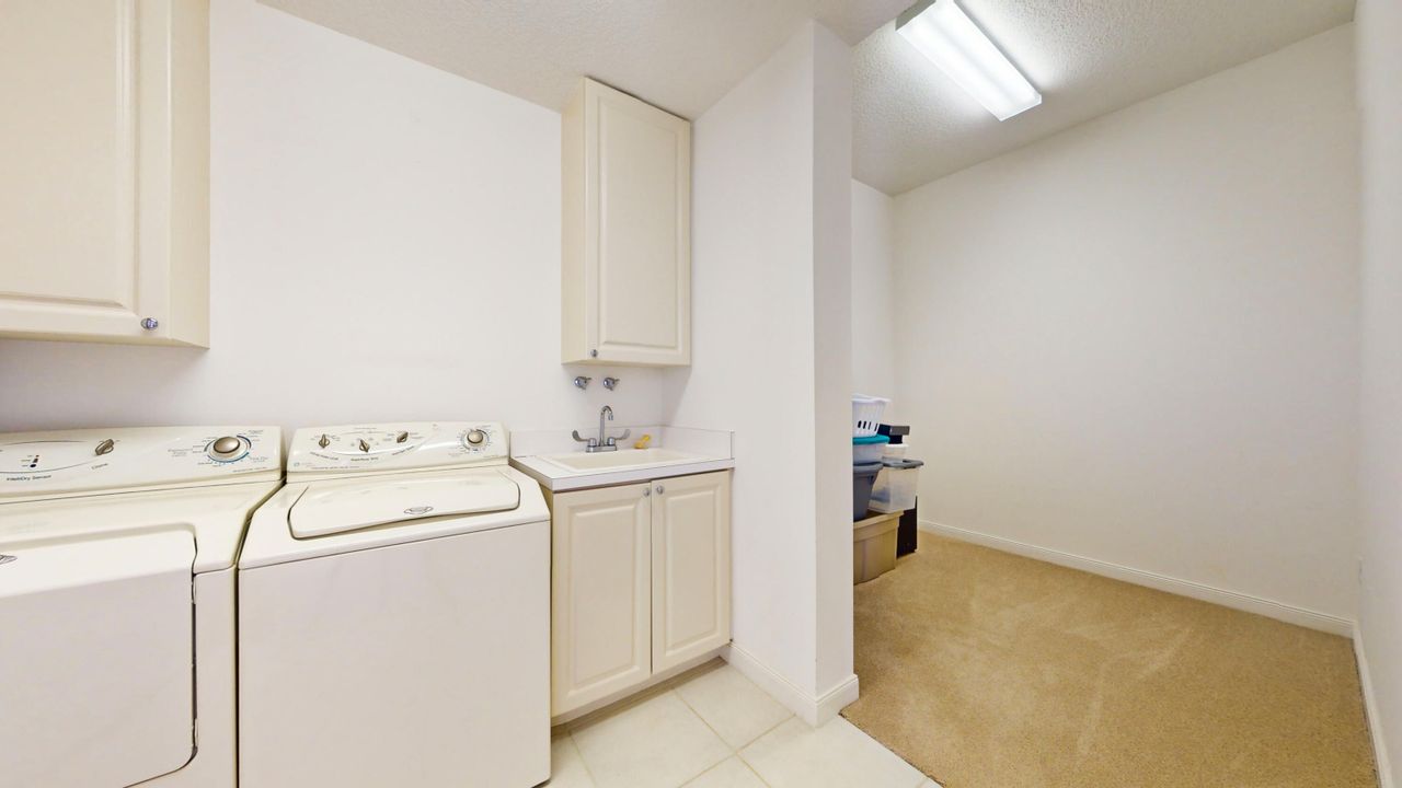 For Sale: $450,000 (2 beds, 2 baths, 1989 Square Feet)