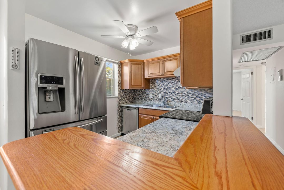 For Sale: $220,000 (2 beds, 1 baths, 798 Square Feet)