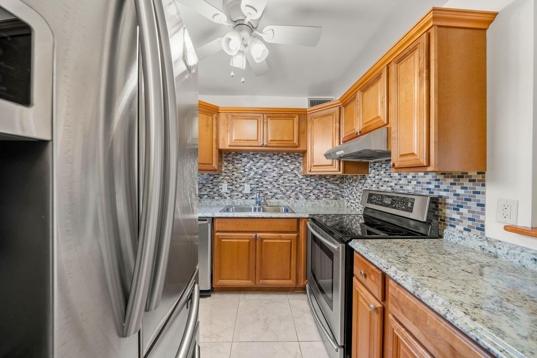 For Sale: $220,000 (2 beds, 1 baths, 798 Square Feet)