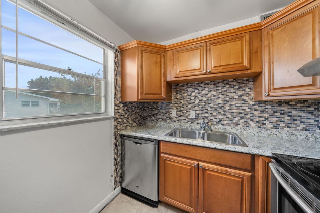 For Sale: $220,000 (2 beds, 1 baths, 798 Square Feet)