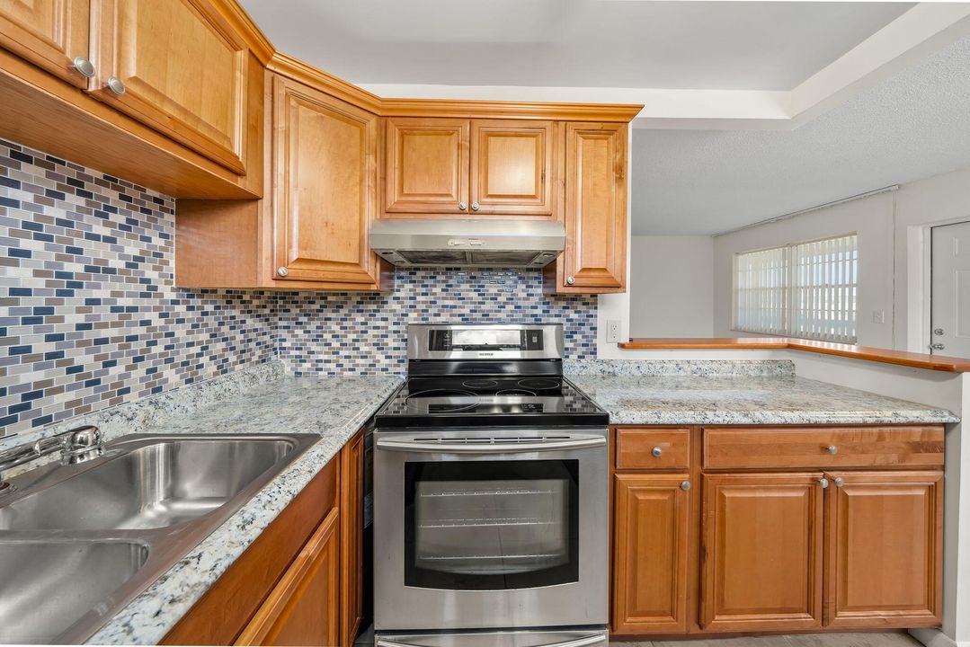 For Sale: $220,000 (2 beds, 1 baths, 798 Square Feet)