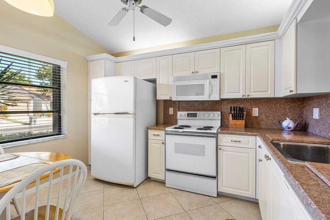 For Sale: $289,900 (2 beds, 2 baths, 1148 Square Feet)