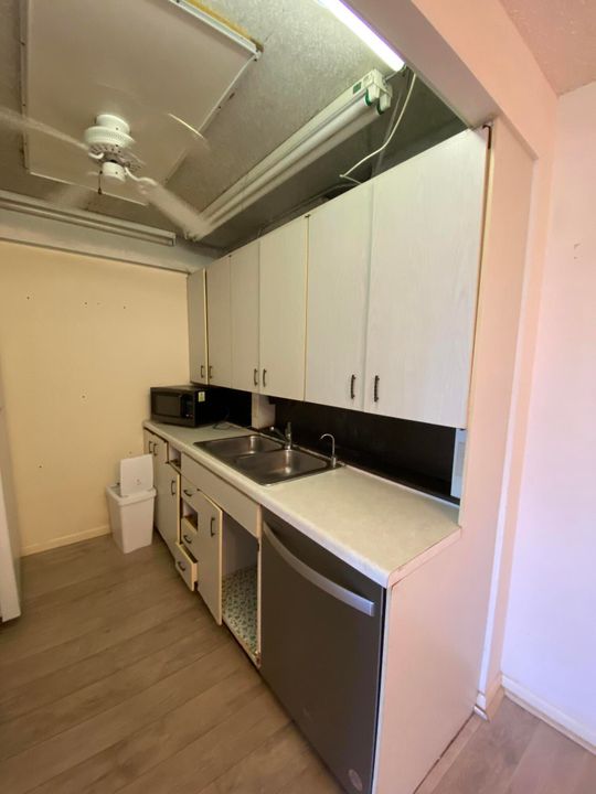 For Sale: $99,900 (1 beds, 1 baths, 700 Square Feet)