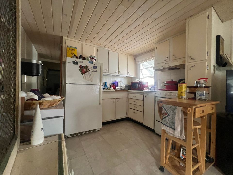 For Sale: $349,000 (1 beds, 1 baths, 380 Square Feet)