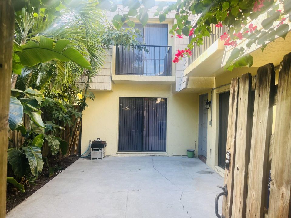 For Sale: $224,900 (2 beds, 2 baths, 1170 Square Feet)