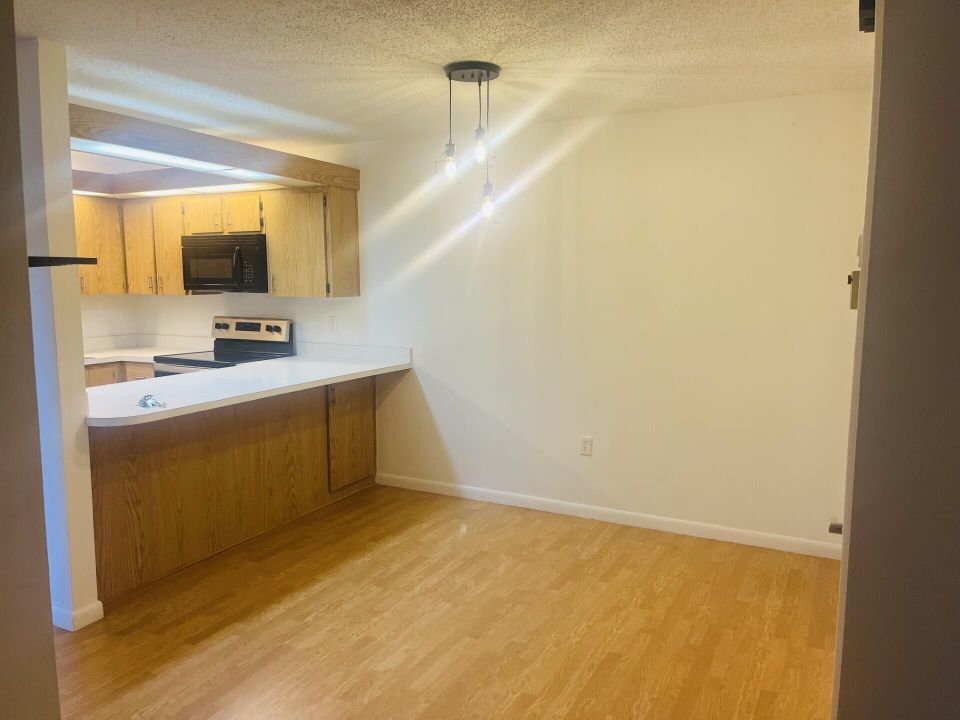 For Sale: $224,900 (2 beds, 2 baths, 1170 Square Feet)