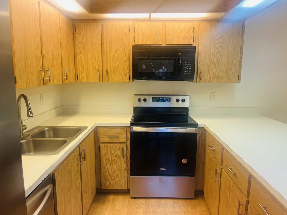 For Sale: $224,900 (2 beds, 2 baths, 1170 Square Feet)