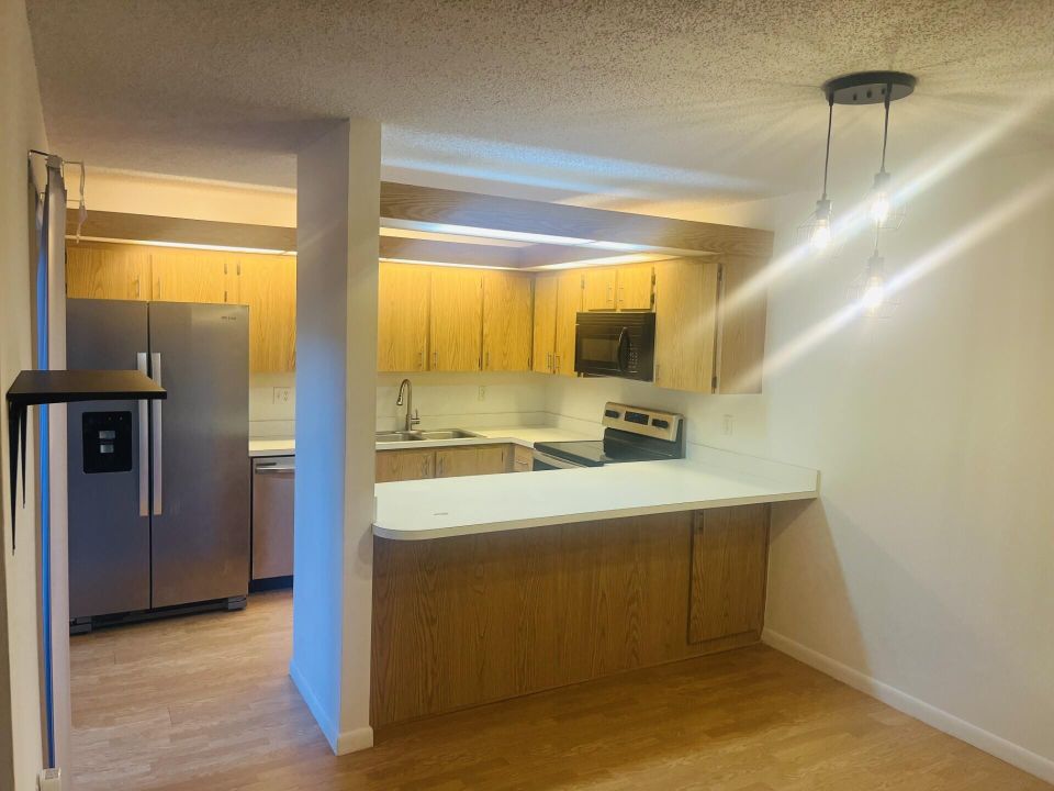 For Sale: $224,900 (2 beds, 2 baths, 1170 Square Feet)