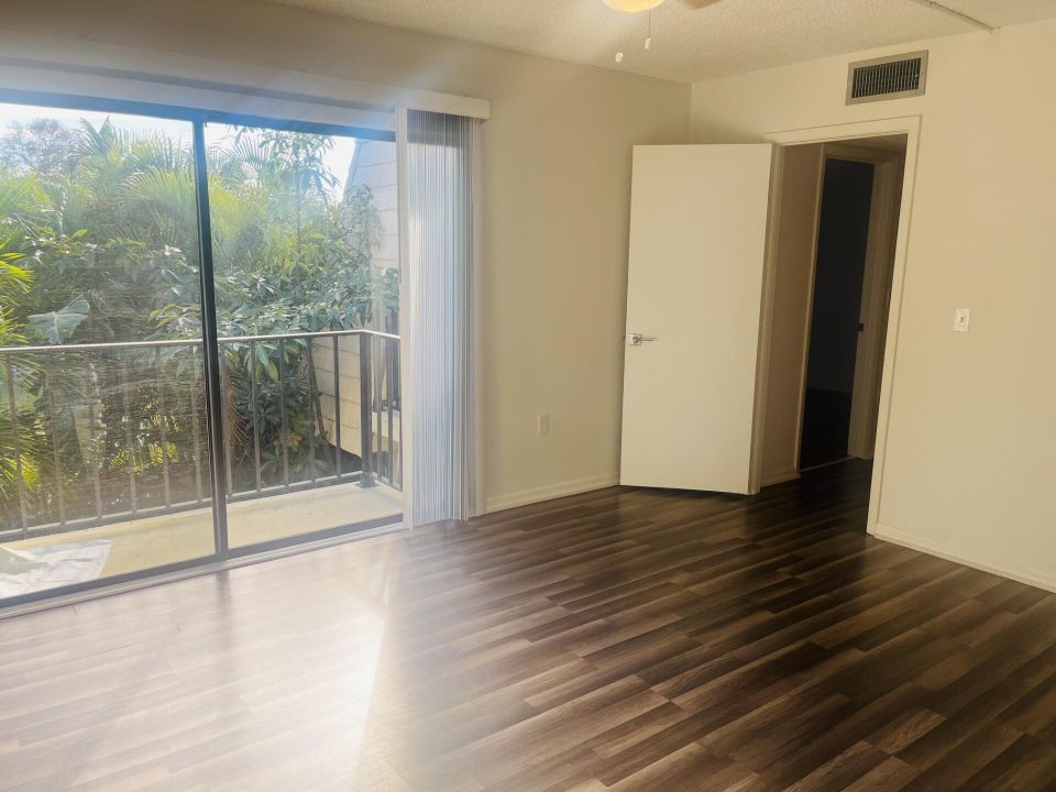 For Sale: $224,900 (2 beds, 2 baths, 1170 Square Feet)