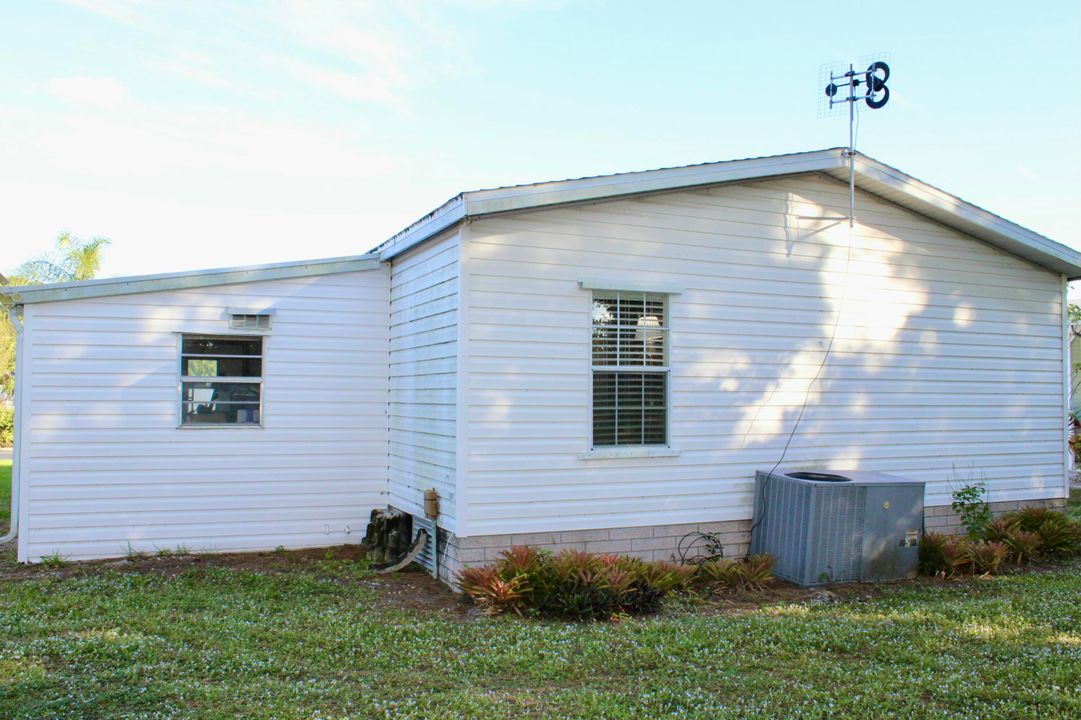 For Sale: $160,000 (2 beds, 2 baths, 826 Square Feet)