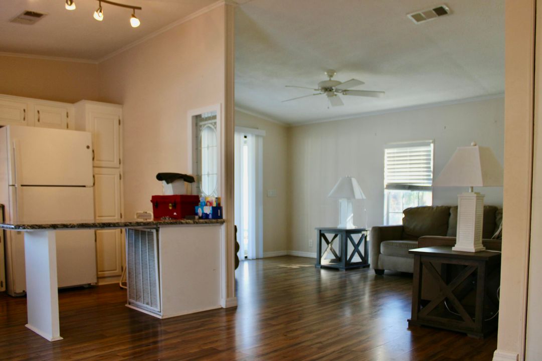 For Sale: $160,000 (2 beds, 2 baths, 826 Square Feet)