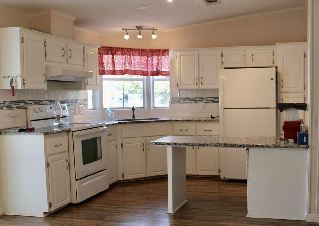 For Sale: $160,000 (2 beds, 2 baths, 826 Square Feet)