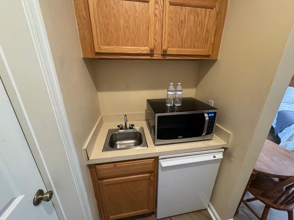 For Rent: $1,300 (1 beds, 1 baths, 450 Square Feet)