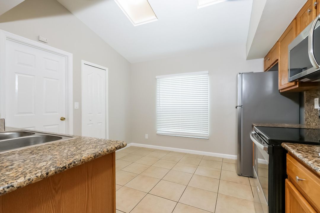 For Rent: $2,385 (3 beds, 2 baths, 1396 Square Feet)