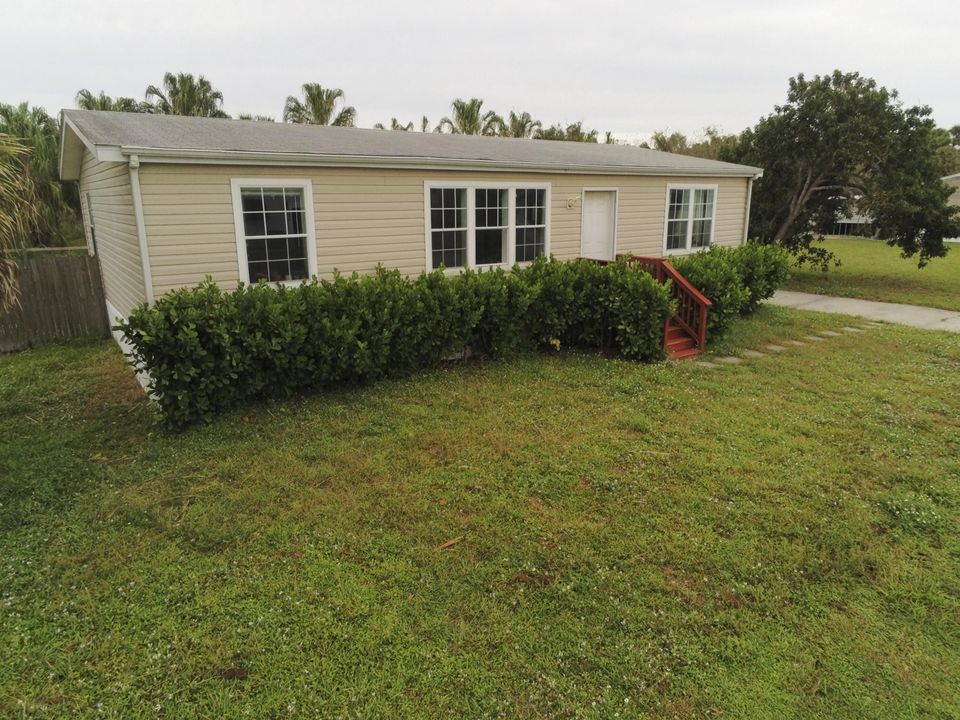 For Sale: $220,000 (3 beds, 2 baths, 1191 Square Feet)