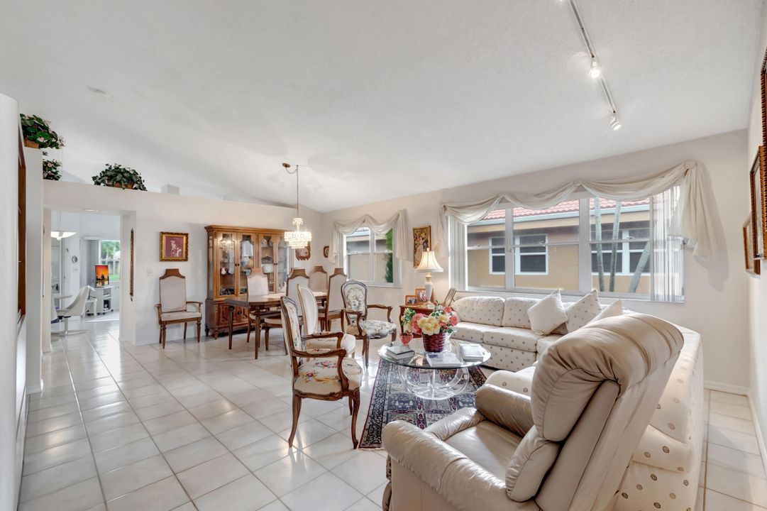 For Sale: $390,000 (2 beds, 2 baths, 1727 Square Feet)