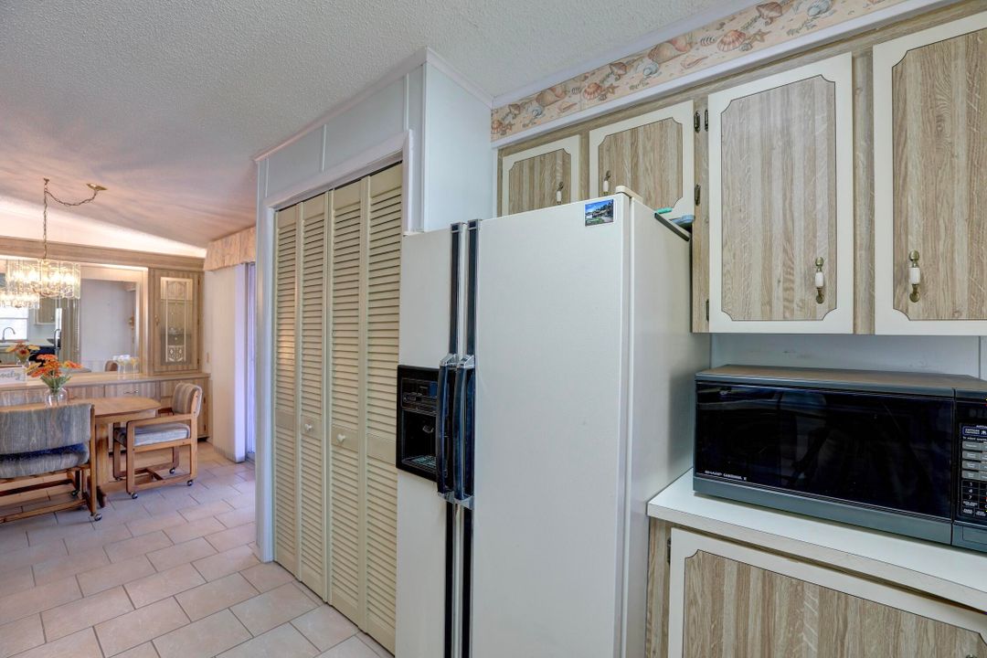 For Sale: $279,900 (2 beds, 2 baths, 1352 Square Feet)