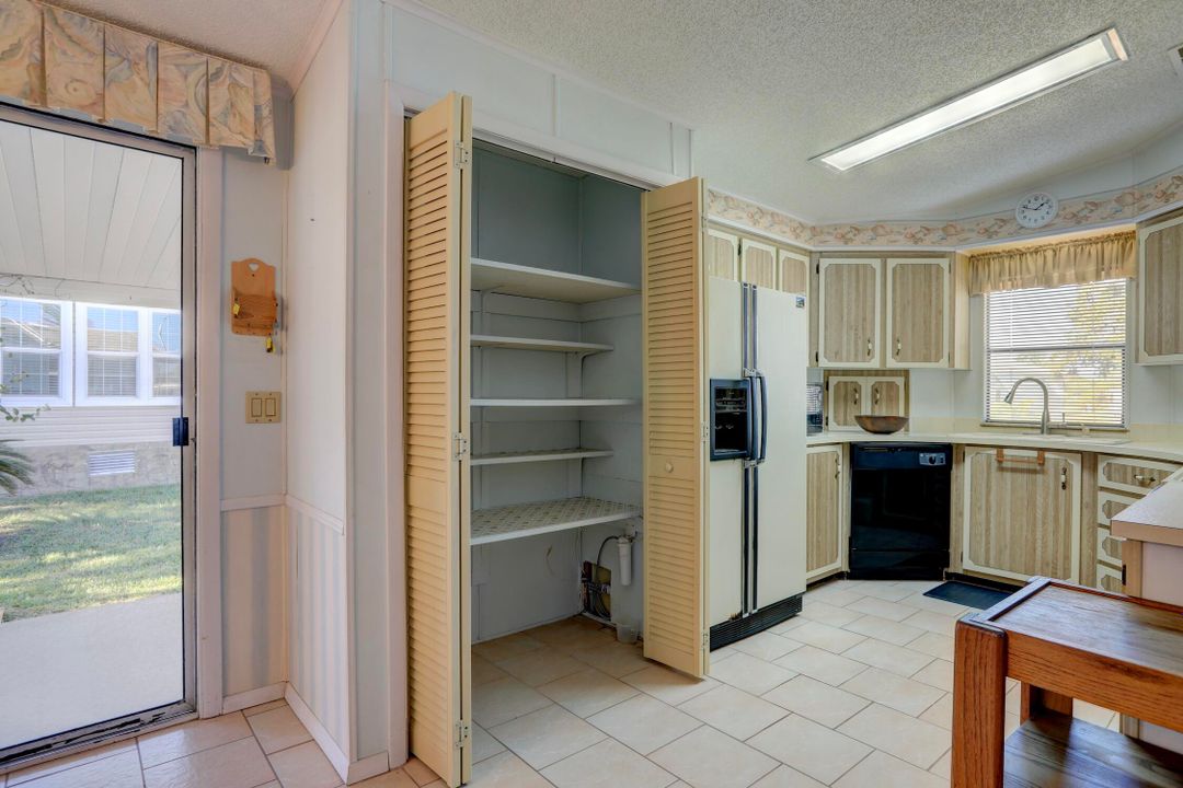 For Sale: $279,900 (2 beds, 2 baths, 1352 Square Feet)