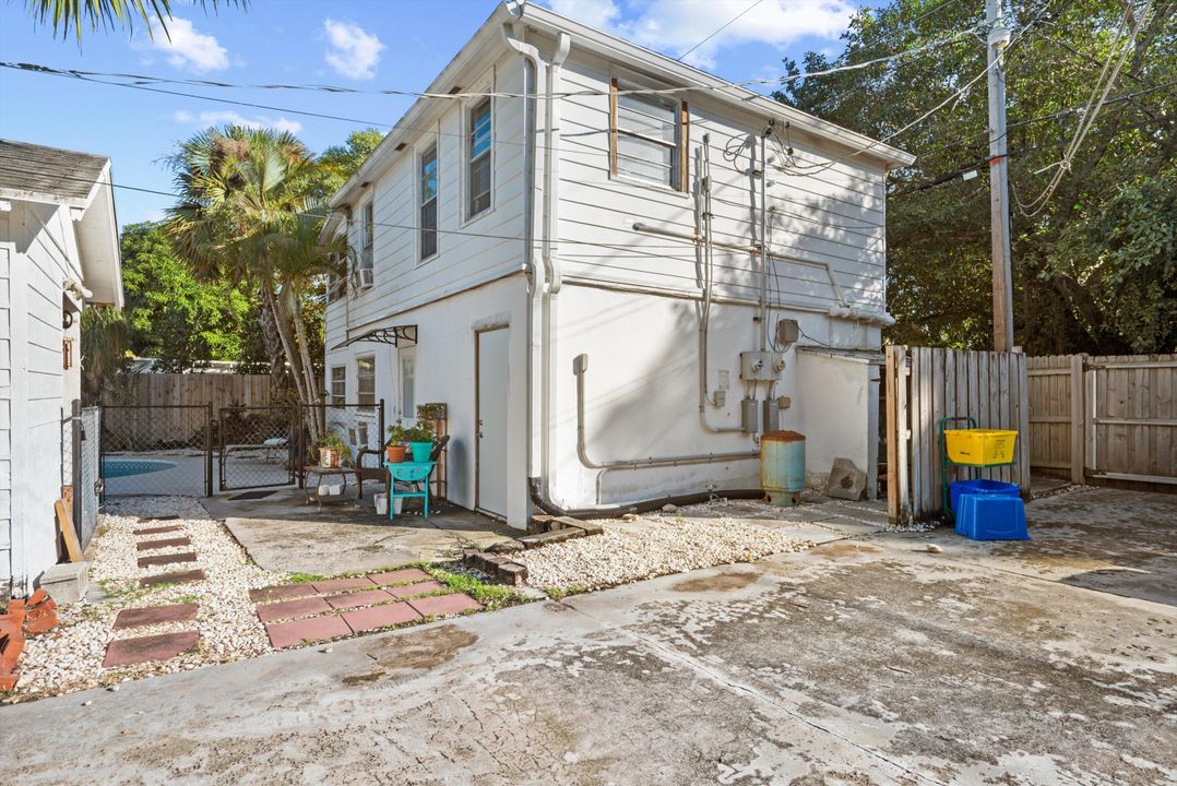 For Sale: $850,000 (3 beds, 1 baths, 2468 Square Feet)