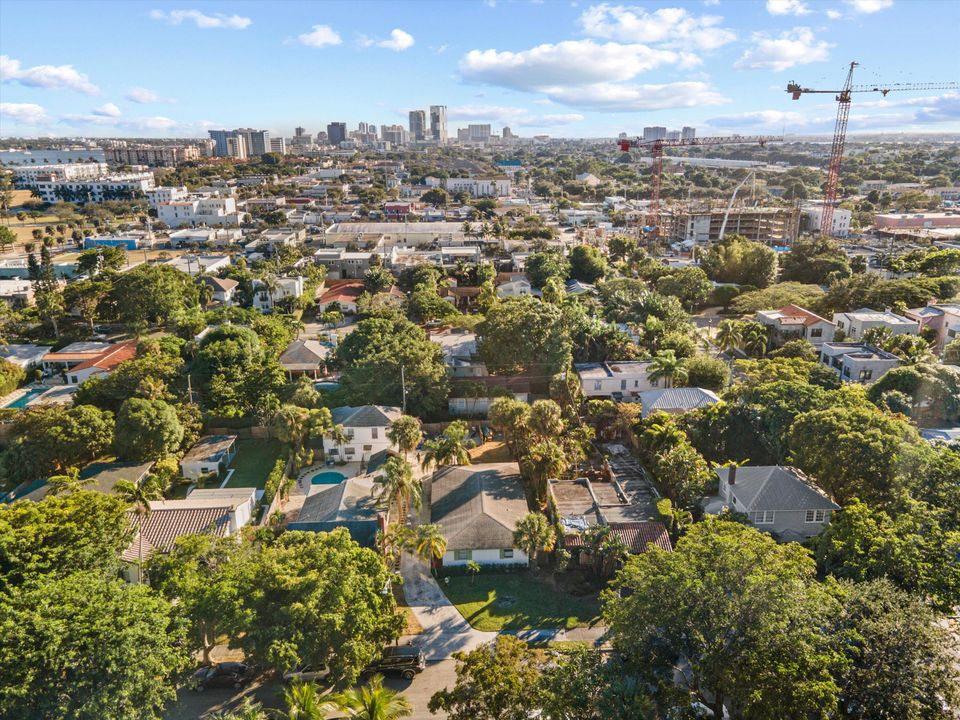 For Sale: $850,000 (3 beds, 1 baths, 2468 Square Feet)